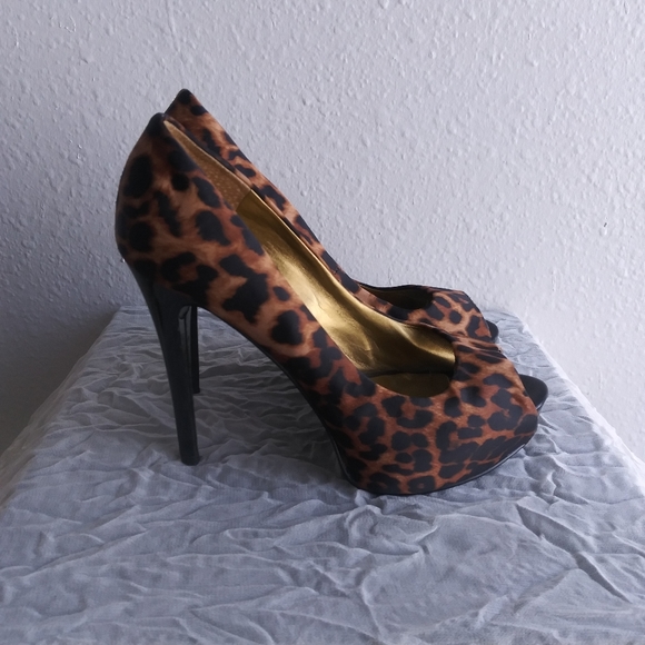GUESS Platform Heels - Picture 3 of 3
